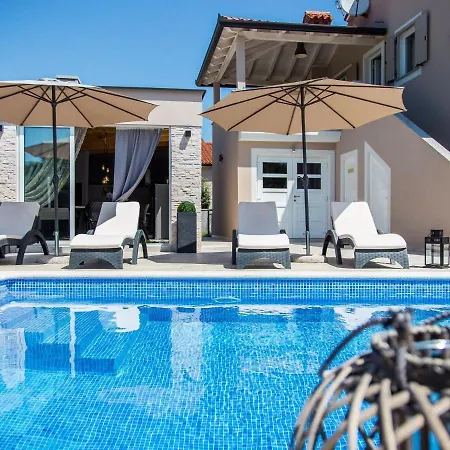 Вилла Modern In Becici With Swimming Pool Лабин