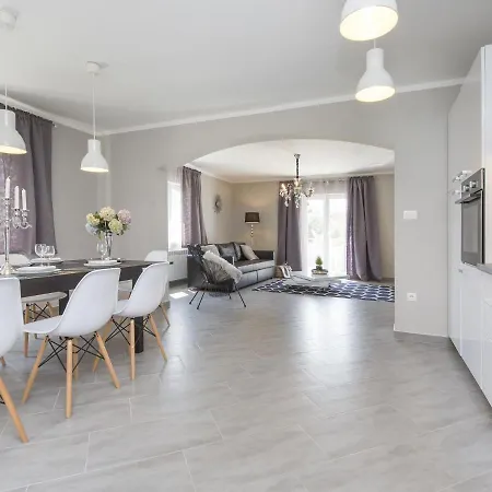 Modern In Becici With Swimming Pool ヴィラ