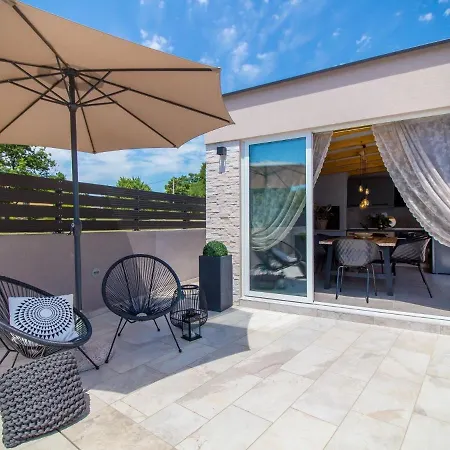 Modern In Becici With Swimming Pool ヴィラ